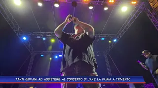 TANTI GIOVANI AD ASSISTERE AL CONCERTO DI JAKE LA FURIA A TRIVENTO