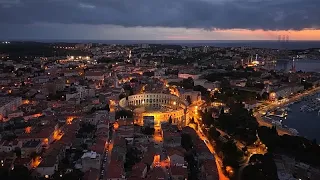 Croácia: cidade romana de Pula transforma-se com arte luminosa contemporânea