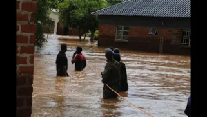 Жители района Куку в Лусаке, пострадавшие от наводнения, получили продуктовые наборы.