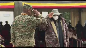 33 военнослужащих армии, включая генерала Мухузи Кайнеругабу, были награждены медалями.