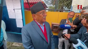 नेकपा संयोजक पुष्पकमल दाहालले गरे मतदान