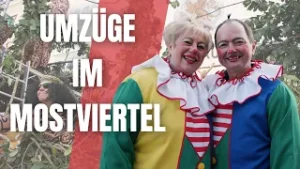 Kinder basteln ihre Faschingskostüme