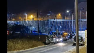 Another 400 immigrants break through in Melilla and "thousands of people are heading toward the b...