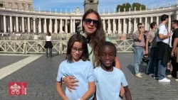Domenica 11 ottobre 2026, i fedeli in piazza San Pietro pregano per la salute di Leone XIV