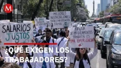 IMSS workers protest at the National Palace for dignified pensions