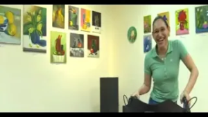 Joven pintora nicaragüense supera 11 cirugías y expone su talento