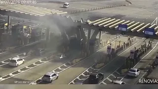 VÍTIMA FATAL EM PEDÁGIO DA SP 340  - CÂMERAS FLAGRAM MOMENTO IMPRESSIONANTE DE ACIDENTE
