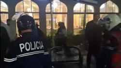 Kundër ndarjes së re territoriale/ Një grup qytetarësh mblidhen pranë parlamentit