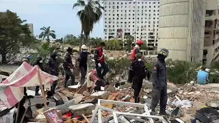 A Falta de Apoyo, Familiares y Vecinos en La Guaira Hacen Labores de Rescate