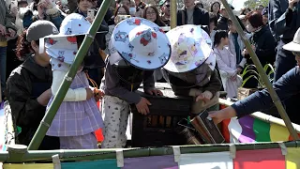 叶匠寿庵 寿長生の郷でミツバチの巣箱開き