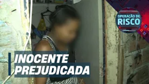 Traficantes escondem drogas em casa de grávida e ela se desespera: "Pode assumir"