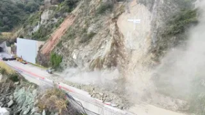 Frana di Arenzano, fatto esplodere il masso gigante - il video dal drone