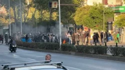 Top News- Protestuesit sfidojnë policinë, bëhen “gardh” tek Zogu i Zi: Ja ku jemi