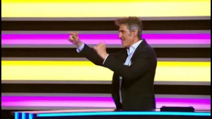 Jorge Fernández ‘perrea’ al ritmo de Karol G | La Ruleta de la suerte