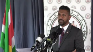 Juspol minister Manorath geeft updates tijdens RVM