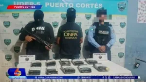 Decomisan 10 kilos de supuesta cocaína a borde de un buque