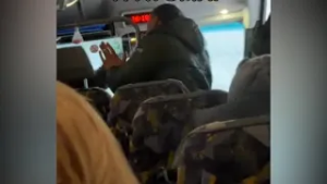 Rami kelionė autobusu virto chaosu: agresyviai nusiteikęs vyras ėmė pulti vairuotoją