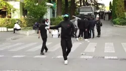 Protesta e studentëve, protestuesit vijojnë të mblidhen me këngë e valle para Kryeministrisë