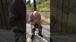 Making a basket at 93 years old, kudos to Grandpa Giulio