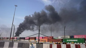 Drones atingem refinaria saudita de Ras Tanura enquanto o Irão ataca alvos em toda a região