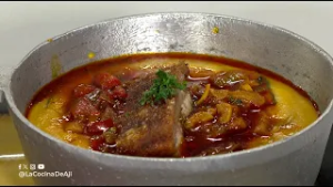 Tamal de olla con tortilla de maíz y costilla de puerco ahumado con chicharrón | Ají