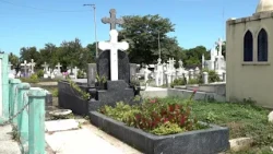 Managua: Variety of flowers, plaques, and headstones now on sale at cemeteries