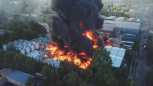 #expresomatutino | Incendio afecta una fábrica de plásticos en Haina