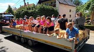 Lovasokkal, traktorokkal és dottóval vonultak a szüretelők