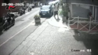 Napoli, donna scippata della borsa in pieno giorno al Vomero. Il malvivente filmato e identificato