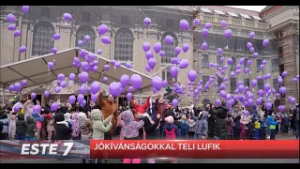 Hallják meg az égiek: Jókívánságokkal teli lufik emelkedtek a magasba.