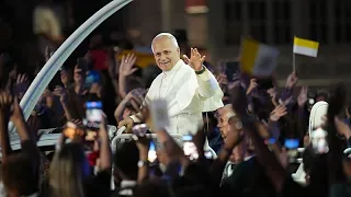 França recebe o Papa Leão XIV com 800 mil fiéis em Paris antes de peregrinação comovente a Lourdes