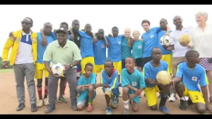 Молодым людям, оказавшимся на улице, помогали выбраться с улицы и дарили различные подарки.