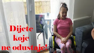 ONA ne traži puno... samo priliku za lakši život!