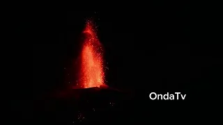 Spettacolare eruzione del vulcano Etna nella nuova bocca eruttiva