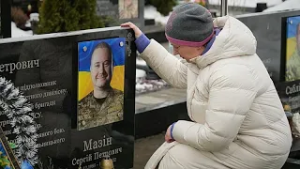 La région de Kyiv commémore quatre ans d’invasion, les combats font rage à l’est