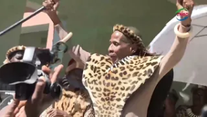 Мпезени переезжает во дворец Лавени.