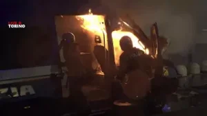 BLINDATO DELLA POLIZIA in fiamme durante gli scontri con gli antagonisti A TORINO