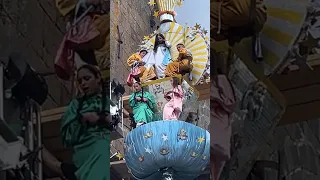 Real children climb onto the Vara
