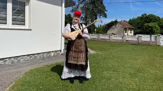 Dok vršnjaci piju kavu ona svira ŠARGIJU i VIOLINU i čuva izvornu tradiciju!