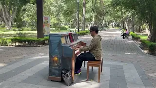 INSITU PIANO: MUSIC TAKES OVER QUERÉTARO WITH INSTRUMENTS IN VARIOUS DOWNTOWN LOCATIONS