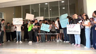 AKTUALE - Nxënësit e IP SHMP “25 Maji” protestojnë në mbështetje të profesorit Mark Junçaj