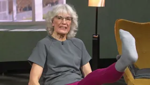 BEWEGUNG im SITZEN – Übungen mit dem Stuhl | Beweg dich! mit Eka Ninow-Woysch