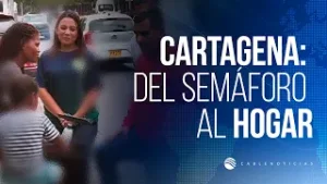 Ayudan a madre que limpiaba vidrios en semáforo mientras alistaba a hijos para ir al colegio