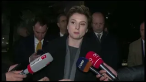 Balla e quan "0900". Parlamenti ndizet. Balla terhiqet.