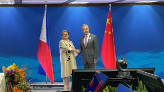 Wang Yi meets with Philippine Foreign Secretary in Manila