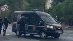Top Channel/ Tensione edhe te Parku i Rinisë, policia ndjek protestuesit