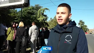 AKTIVISTI SNS-A ORGANIZOVALI ŠTANDOVE U PETROVARADINU: Samo ujedinjeni možemo da se borimo za Srbiju