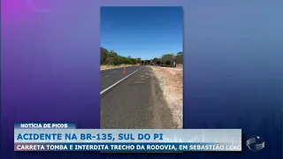 Carreta tomba e interdita trecho da rodovia em Sebastião Leal