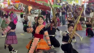 Không khí sôi động tại khu vực dải trung tâm thành phố ngay lúc này