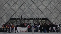 Protestierende blockieren Eingänge zum Louvre in Paris